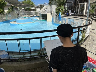 ペンギンの絵を描いている参加者