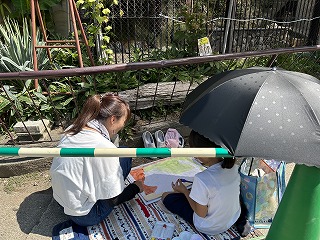 寝転がっているトラを描いている参加者