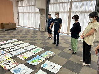 作品の審査をしている様子