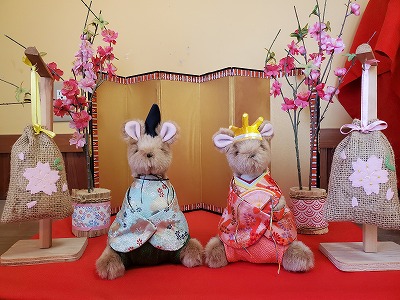 お内裏様とお雛様の衣装を着せたカンガルーのぬいぐるみの写真