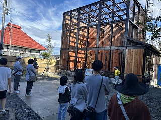 イヌワシ舎の外で説明を聞いている