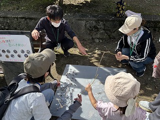 缶バッジ釣りをしている