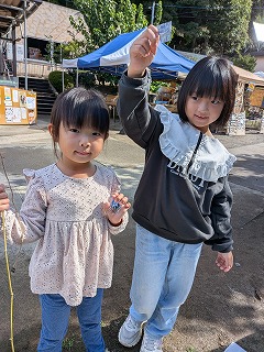 缶バッジを持った女の子